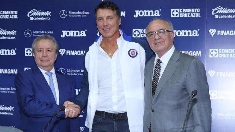 Víctor Garcés, Robert Siboldi y Alfredo Álvarez durante la presentación del entrenador