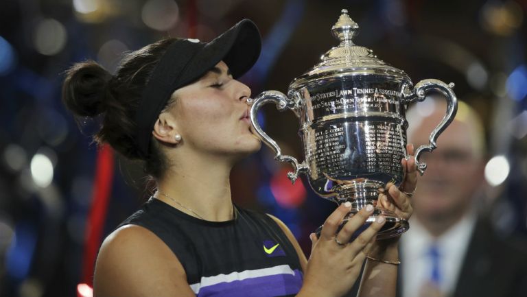 Bianca Andreescu con el trofeo del US Open