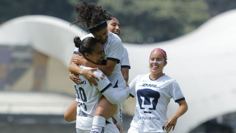 Pumas Femenil celebra un gol frente a Santos