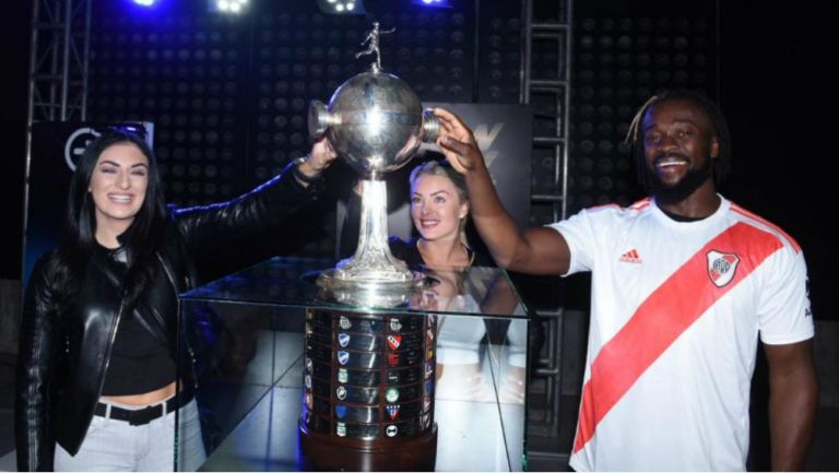 Kofi Kingston, Sonya Deville y Mandy Rose con la Copa Libertadores