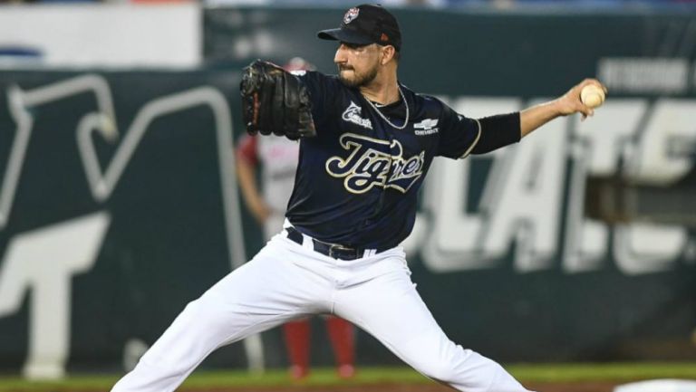 Lanzador envía la pelota en duelo contra Diablos Rojos