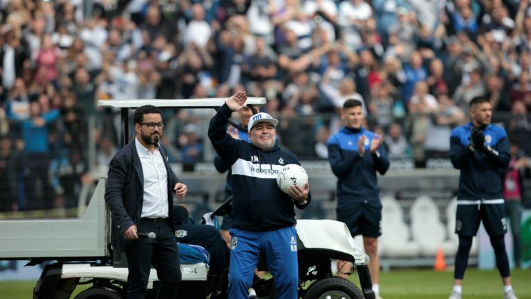 Diego Maradona saluda al público durante su presentación con Gimnasia y Esgrima