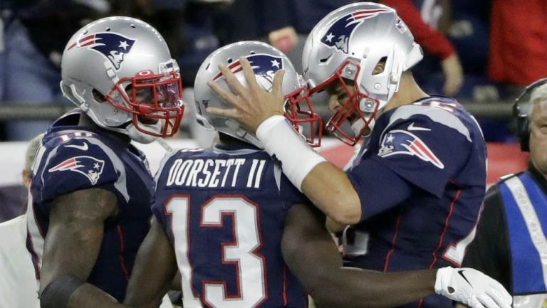 Dorsett y Brady festejan anotación contra Steelers