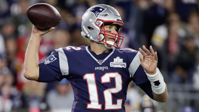 Tom Brady a punto de lanzar un pase contra Steelers