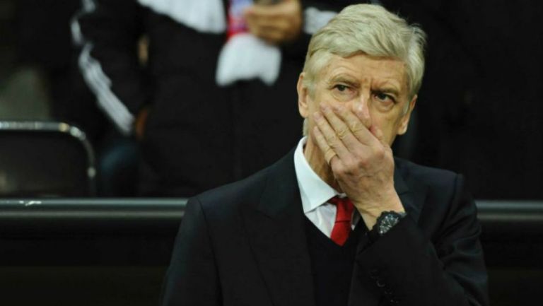 Arsène Wenger lamentándose como técnico del Arsenal