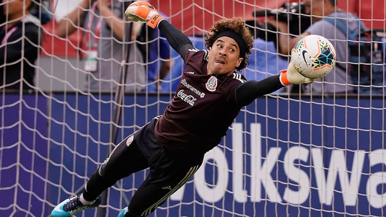 Ochoa ataja un disparo en un entrenamiento del Tri