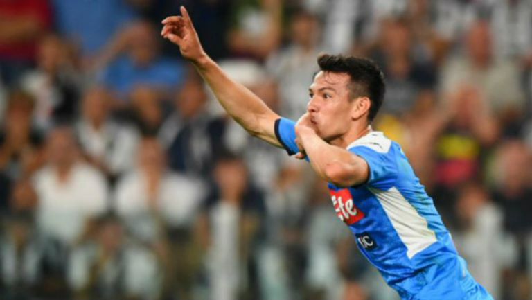 Hirving Lozano festeja un gol con el Napoli