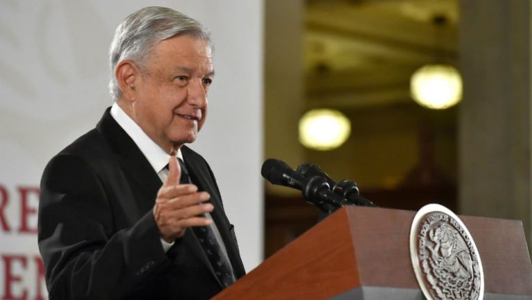 Andrés Manuel López Obrador habla durante un evento público
