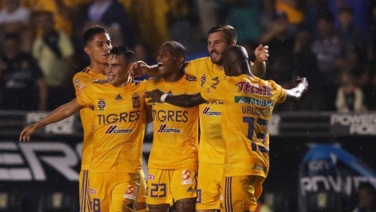 Jugadores de Tigres, en festejo de gol en el Volcán