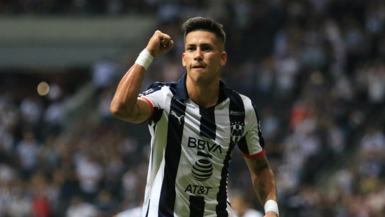 Maxi Meza celebra un gol con Rayados en el BBVA