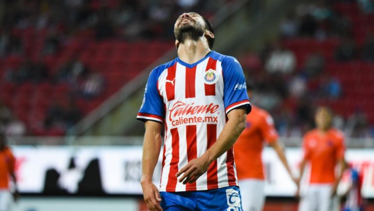 Oribe Peralta se lamenta durante un partido con Chivas