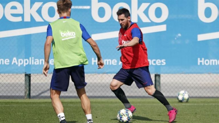 Messi conduce el balón en el entrenamietno del Barcelona