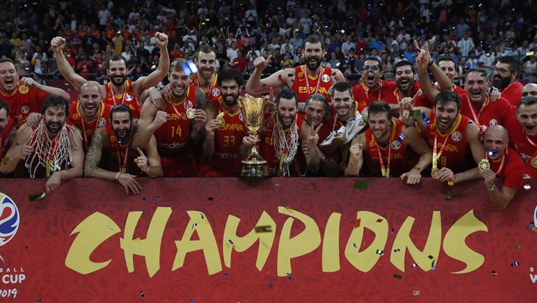 La selección española posa con el trofeo de monarcas