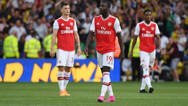 Jugadores de Arsenal, salen cabizbajos del campo