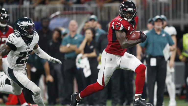 Julio Jones escapa durante el partido ante Philadelphia