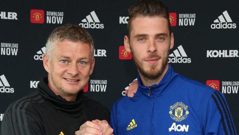 Ole Gunnar Solskjaer y David de Gea estrechan las manos