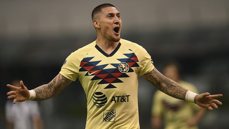 Nicolás Castillo festeja un gol con América en el Estadio Azteca