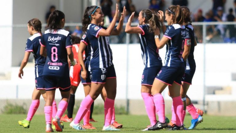 Jugadoras de Rayadas festeja un gol ante Veracruz