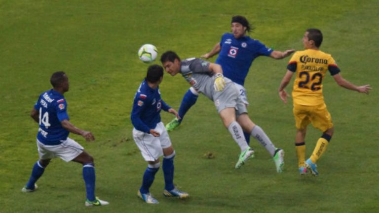 Moisés Muñoz cabeceando el balón que le valiera al América para el alargue