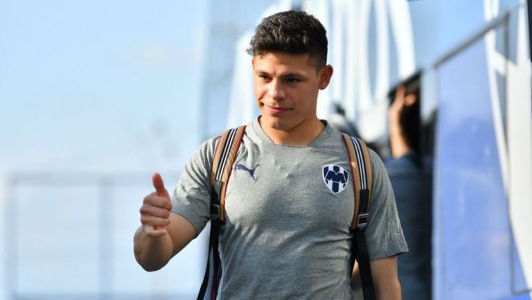 Alfonso González saluda previo a un juego de Monterrey