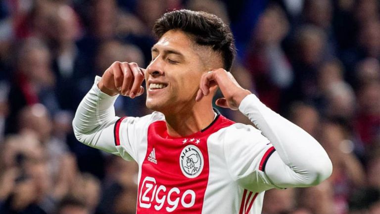 Edson Álvarez celebra un gol con el Ajax