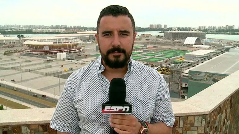 Álvaro Morales durante una cobertura con ESPN
