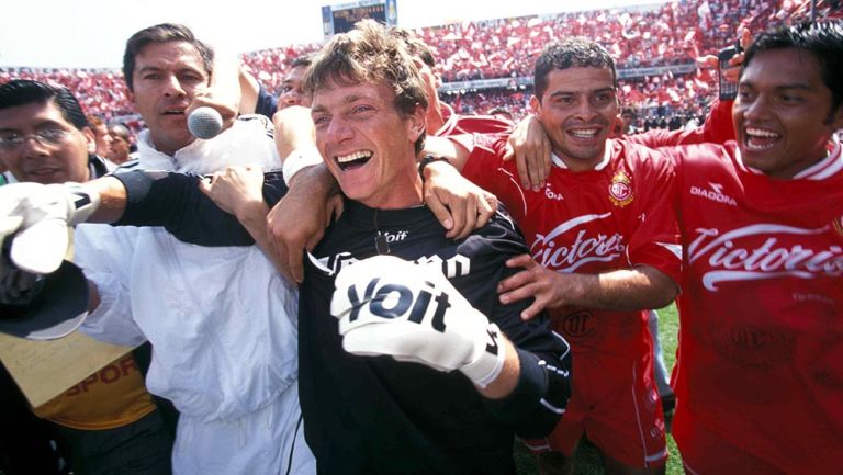 Jugadores del Toluca celebran campeonato del Verano 1999