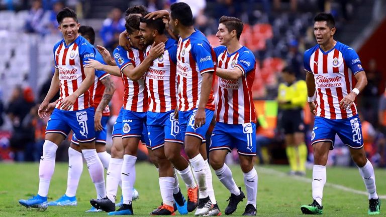 Jugadores celebran gol de Chivas