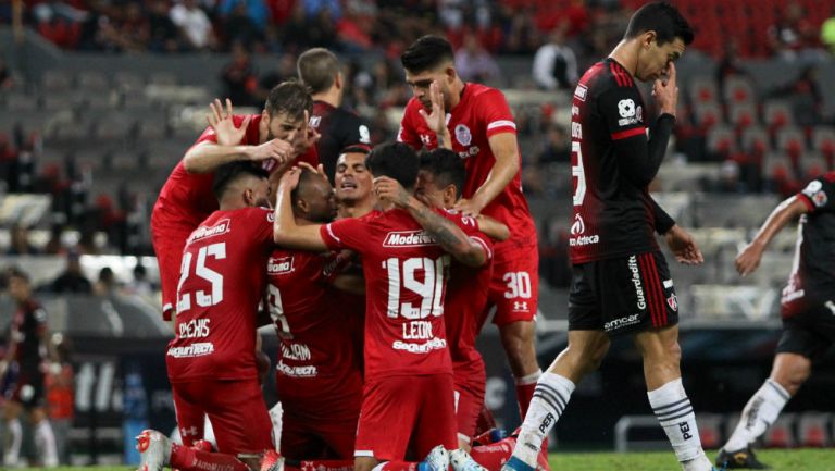 Jugadores del Toluca festejan anotación del triunfo