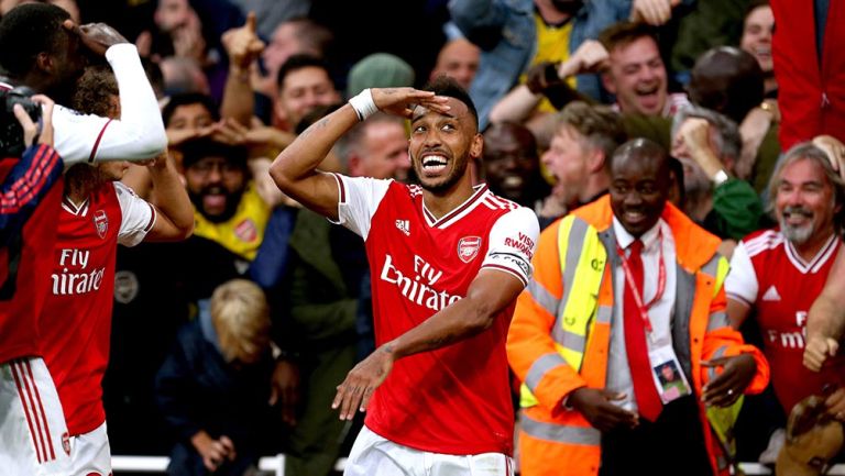 Pierre-Emerick Aubameyang festeja un gol con el Arsenal