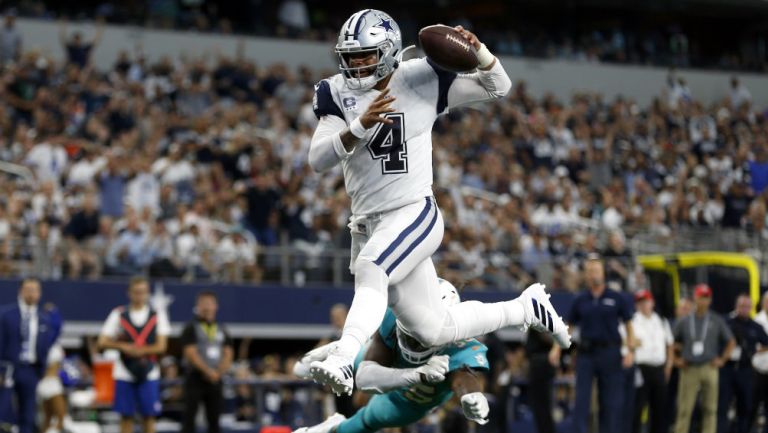 Dak Prescott celebra su anotación ante los Dolphins