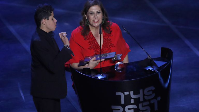 Silvia y su hijo, recibiendo el Premio The Best