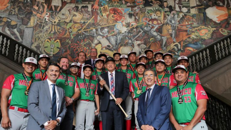El Presidente de México Andrés Manuel López Obrador junto a la selección mexicana de beisbol infantil