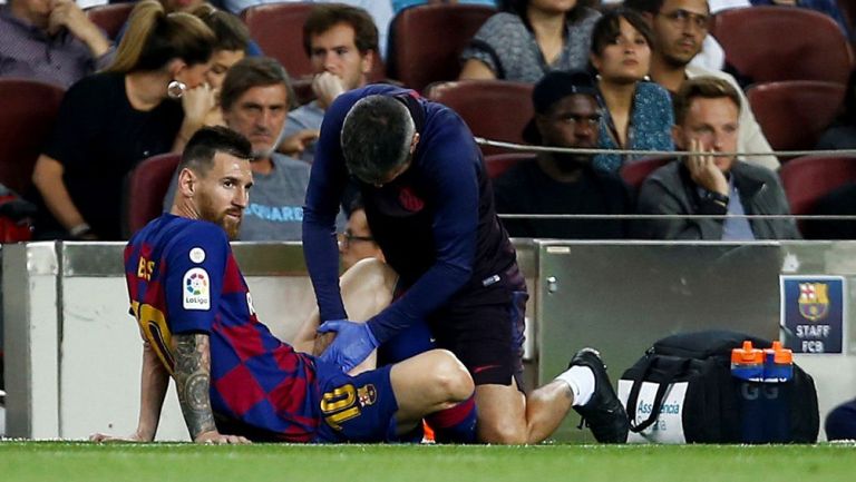Leo Messi es atendido por el staff médico del Barcelona