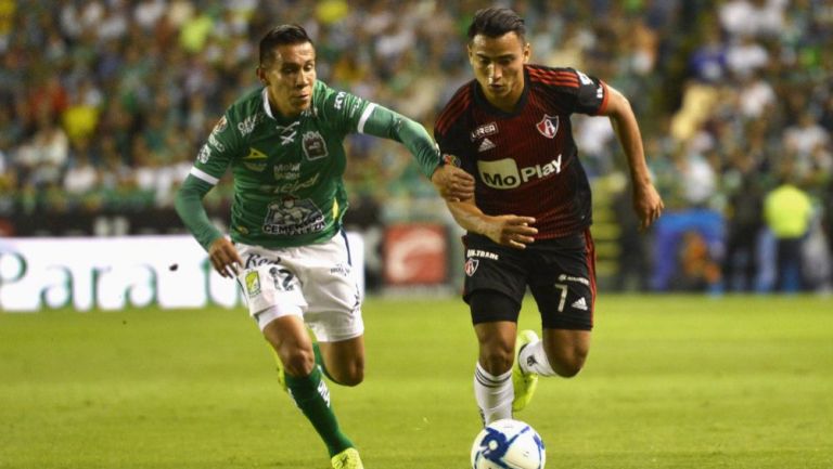 Rodríguez y Torres disputan un balón en el León vs Atlas