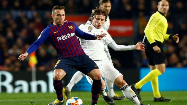 Arthur disputa un balón con Modric en un Clásico Español