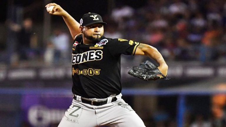 César Valdez lanza en el juego 1 de la Serie del Rey