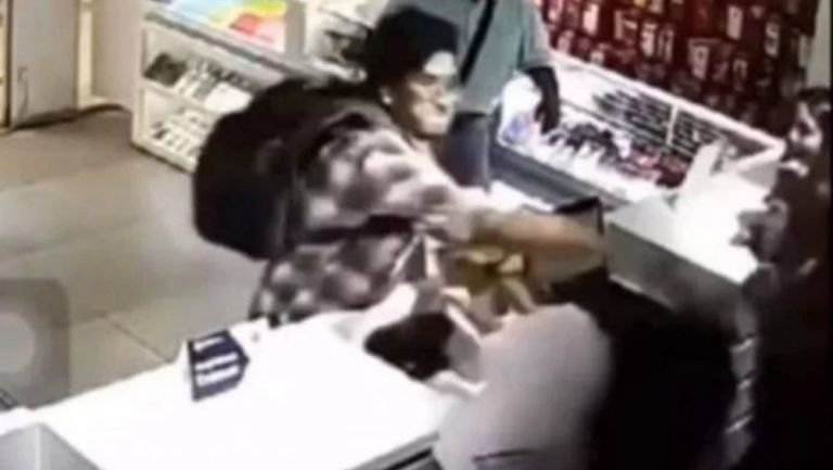 Hombre golpea a mujer en una tienda