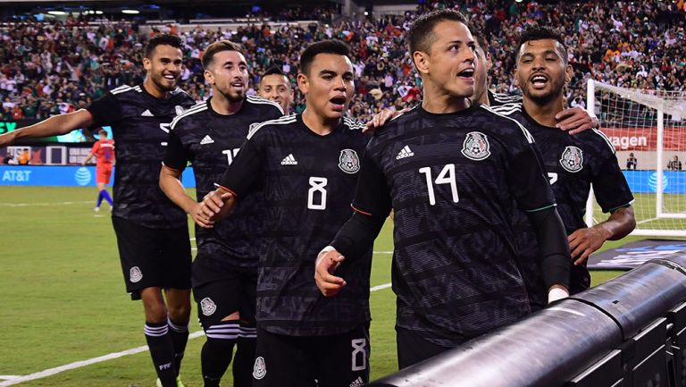 Chicharito y los seleccionados festejan un gol del Tri