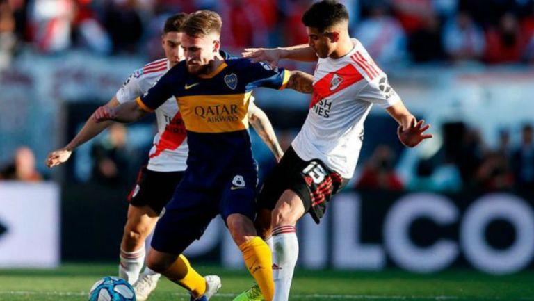 Alexis Mac Allister disputa el balón con Exequiel Palacios 