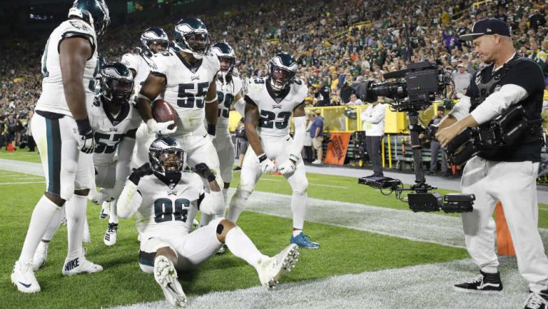 Jugadores de Philadelphia festejan anotación contra Packers