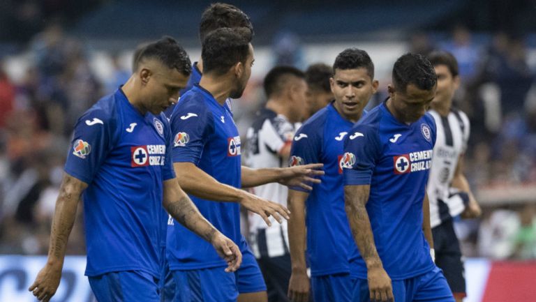 Jugadores de Cruz Azul lucen desconcertados durante el partido con Monterrey