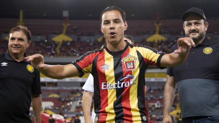 Omar Bravo en su presentación con los 'Melenudos'