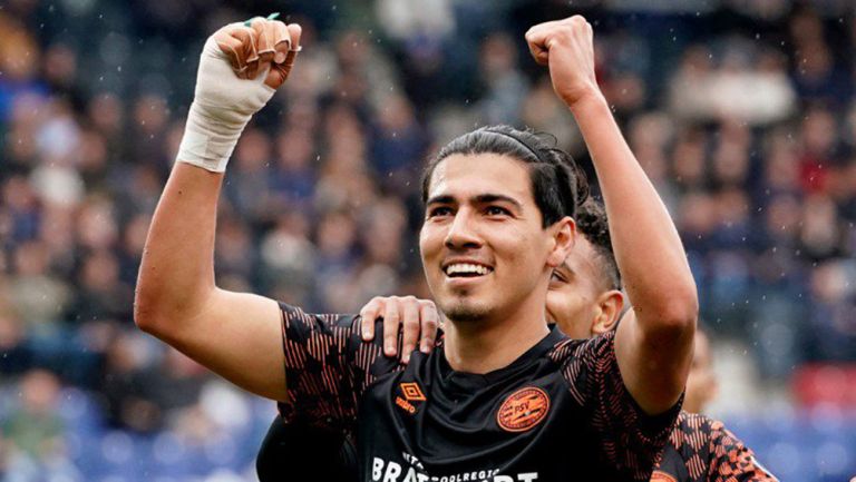 Erick Gutiérrez celebra su gol con el PSV 
