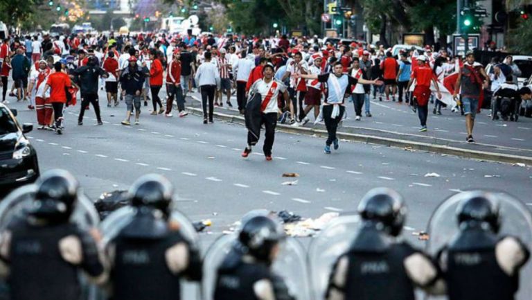 Afición de River Plate en conflicto con la seguridad en la Final de la Copa Libertadores 2018