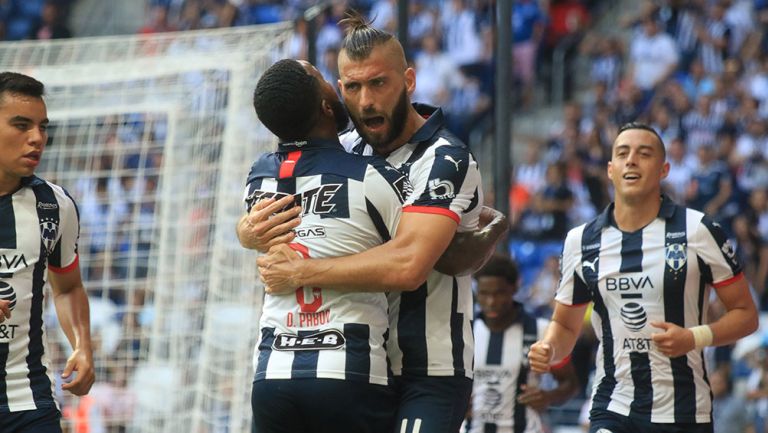 Nico Sánchez celebra un gol con Rayados