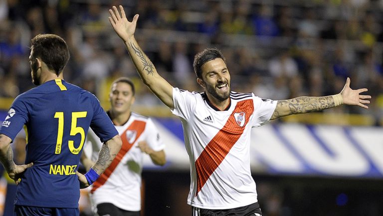 El delantero Nacho Scocco, de River, festeja un gol ante Boca