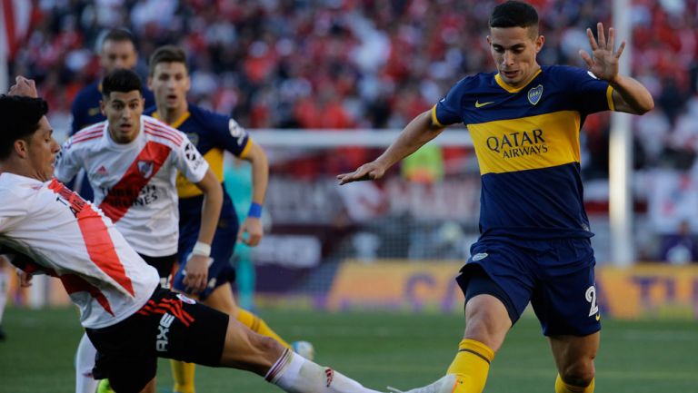 Enzo y Marcone pelean el balón en el Clásico 