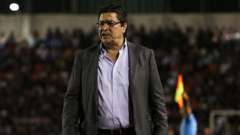 Luis Fernando Tena en el juego entre Correcaminos y Chivas