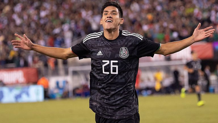 Antuna celebra gol con la Selección Mexicana 